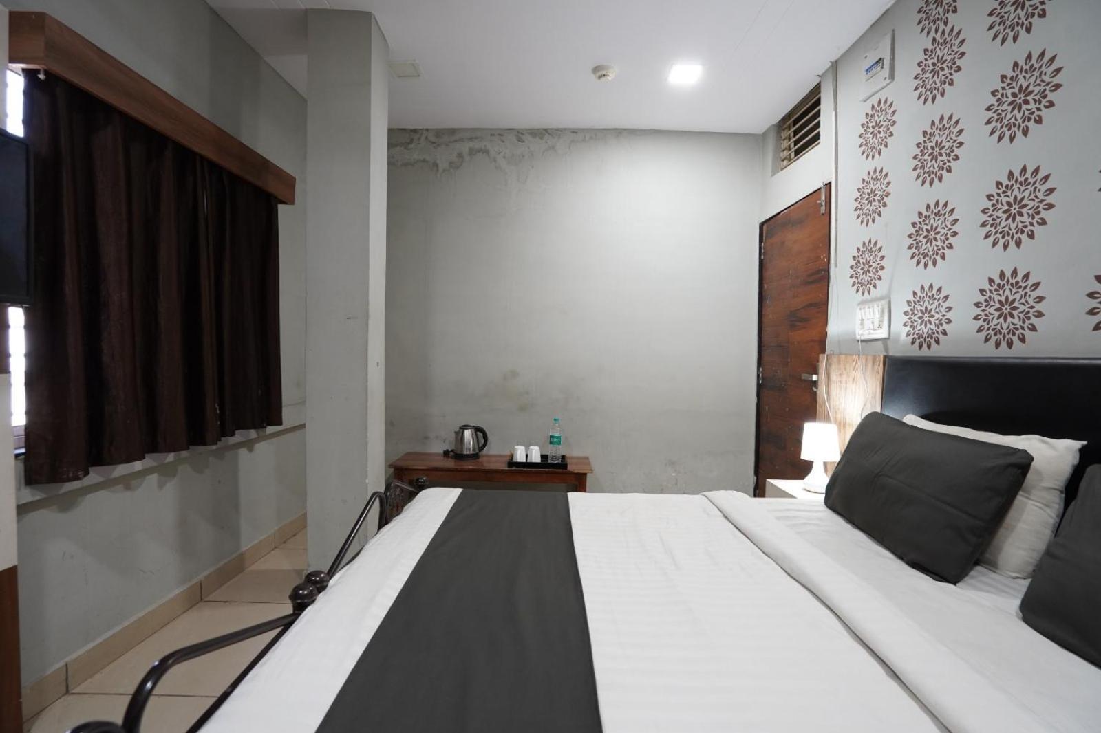 Hotel Sai Inn, Ahmedabad Airport Екстер'єр фото