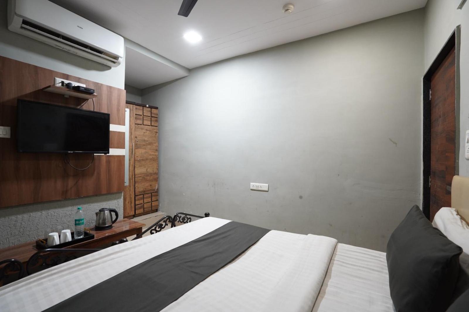 Hotel Sai Inn, Ahmedabad Airport Екстер'єр фото