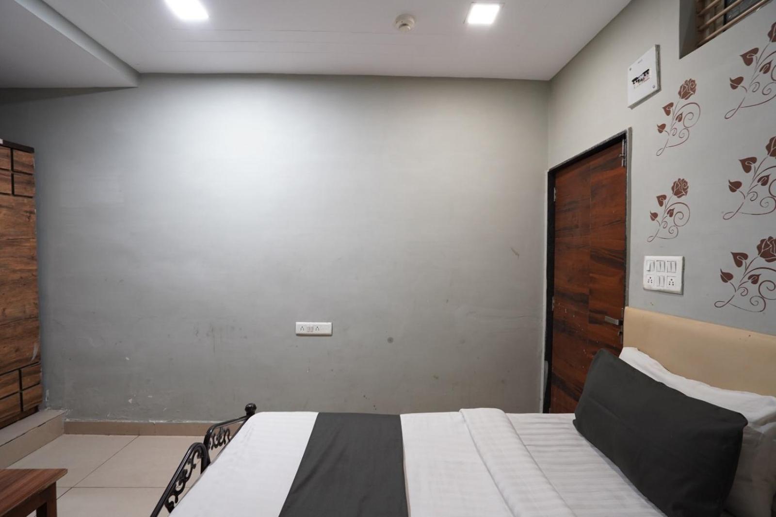 Hotel Sai Inn, Ahmedabad Airport Екстер'єр фото