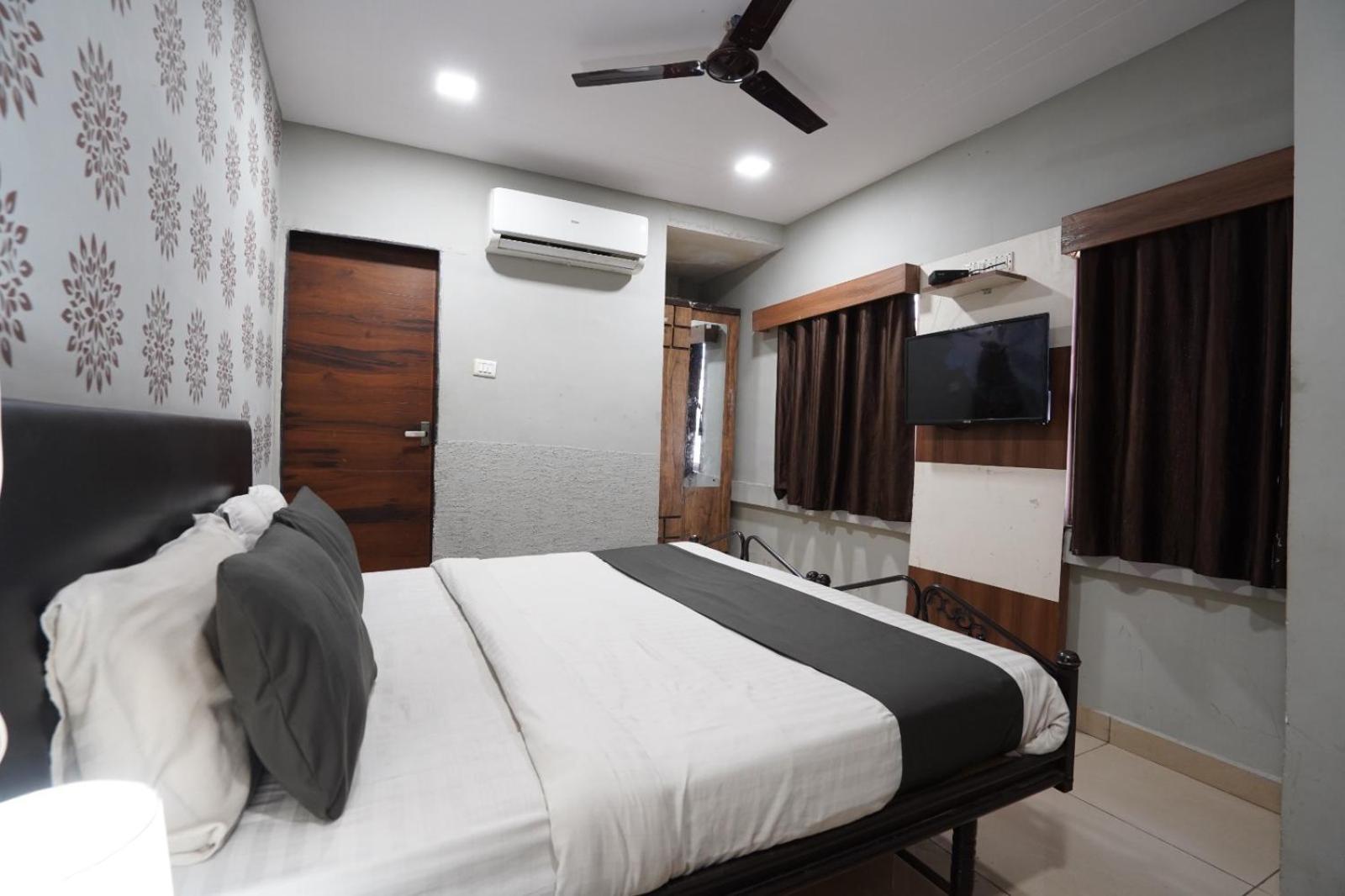 Hotel Sai Inn, Ahmedabad Airport Екстер'єр фото