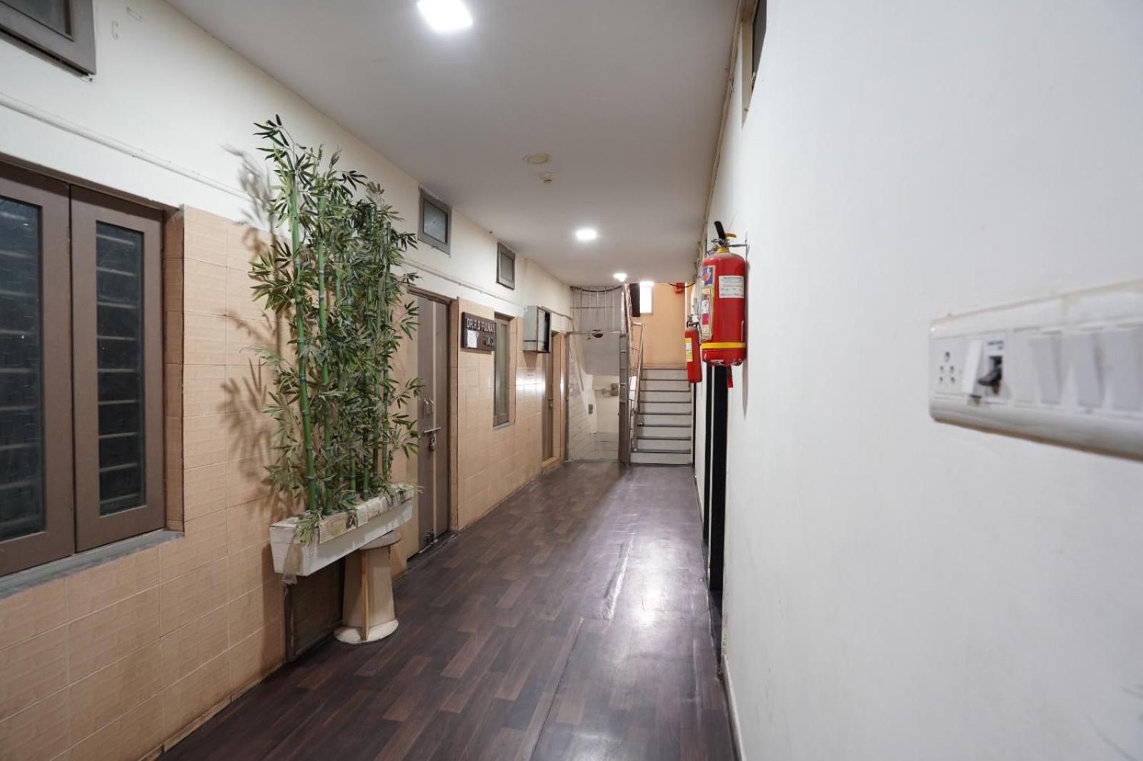 Hotel Sai Inn, Ahmedabad Airport Екстер'єр фото