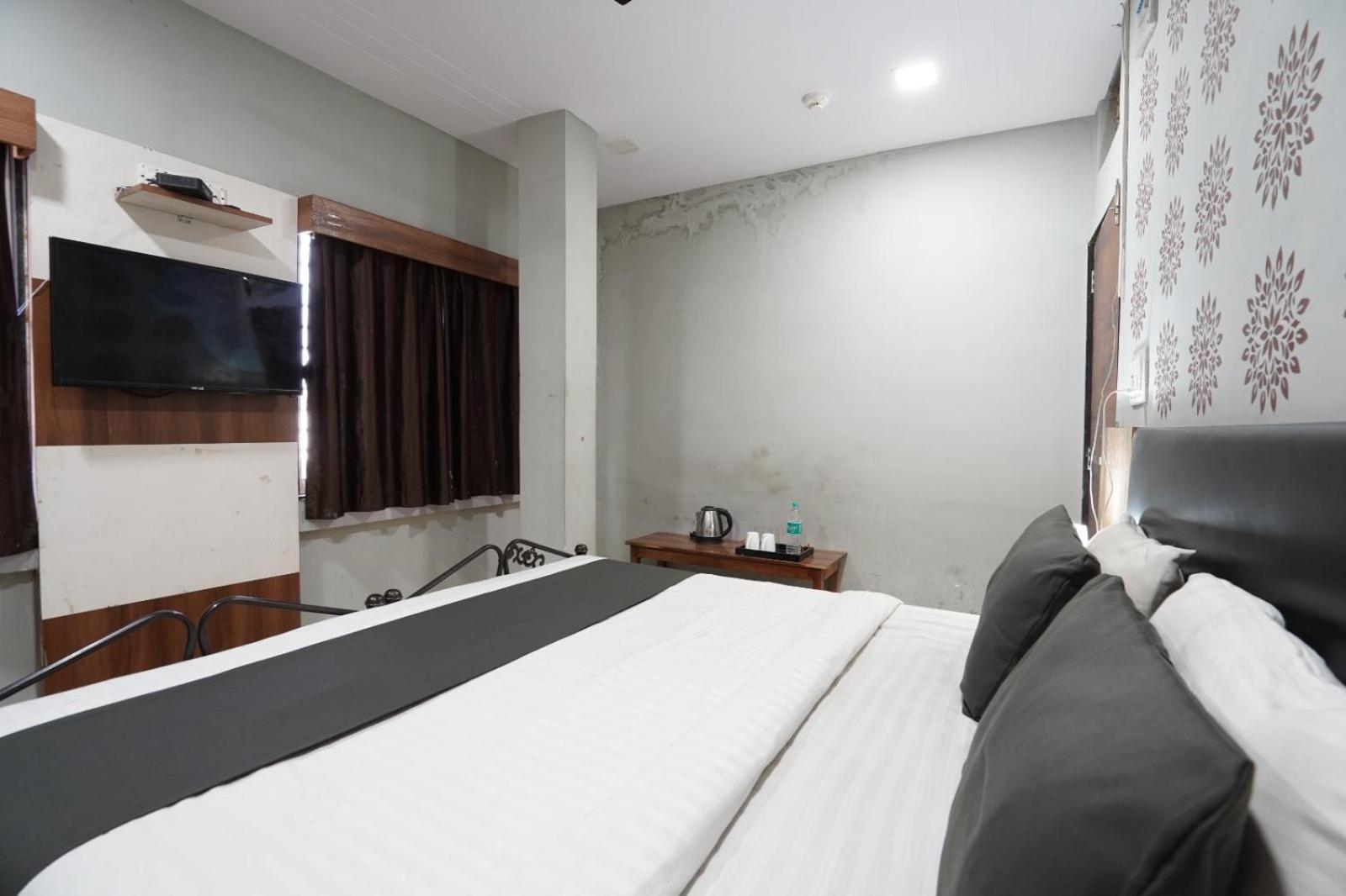 Hotel Sai Inn, Ahmedabad Airport Екстер'єр фото