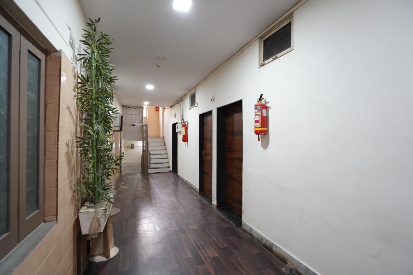 Hotel Sai Inn, Ahmedabad Airport Екстер'єр фото
